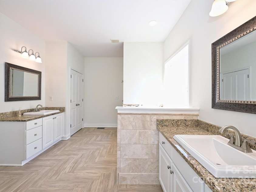 8816 Castle Cliff Drive, Matthews, NC 28105.  MLS# CAR4238925, YatesRealty ID 6733. 