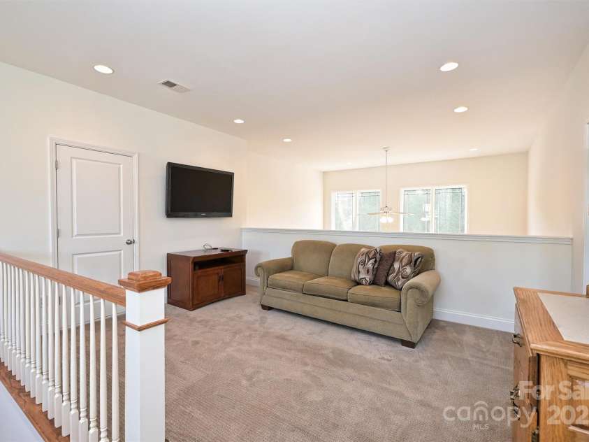 8816 Castle Cliff Drive, Matthews, NC 28105.  MLS# CAR4238925, YatesRealty ID 6733. 