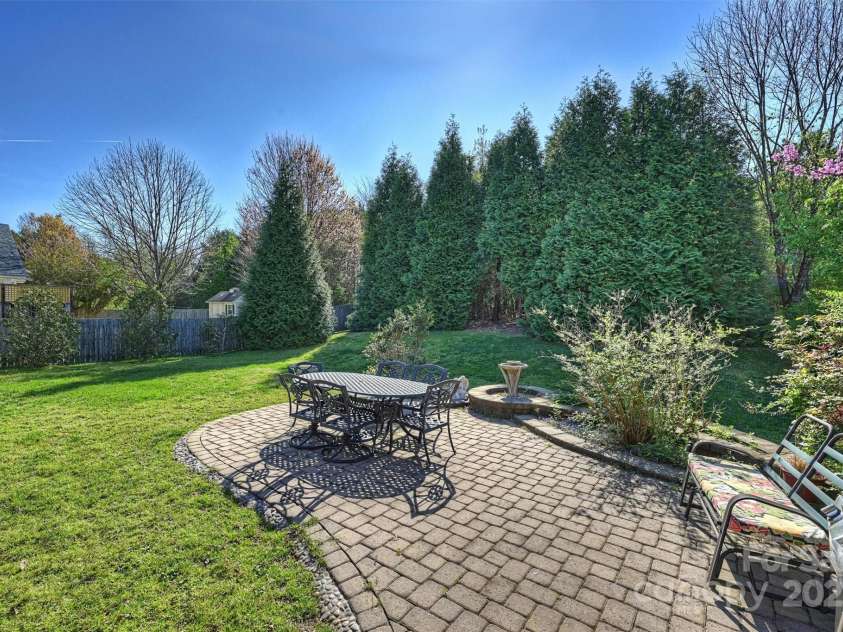 8816 Castle Cliff Drive, Matthews, NC 28105.  MLS# CAR4238925, YatesRealty ID 6733. 