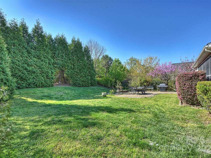 8816 Castle Cliff Drive, Matthews, NC 28105.  MLS# CAR4238925, YatesRealty ID 6733. 