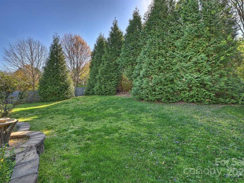 8816 Castle Cliff Drive, Matthews, NC 28105.  MLS# CAR4238925, YatesRealty ID 6733. 