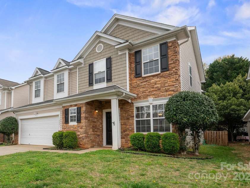 10241 Barrands Lane, Charlotte, NC 28278.  MLS# CAR4239355, YatesRealty ID 6735. Beautiful Stacked Stone Veneer and Vinyl Cedar Shake Accents.