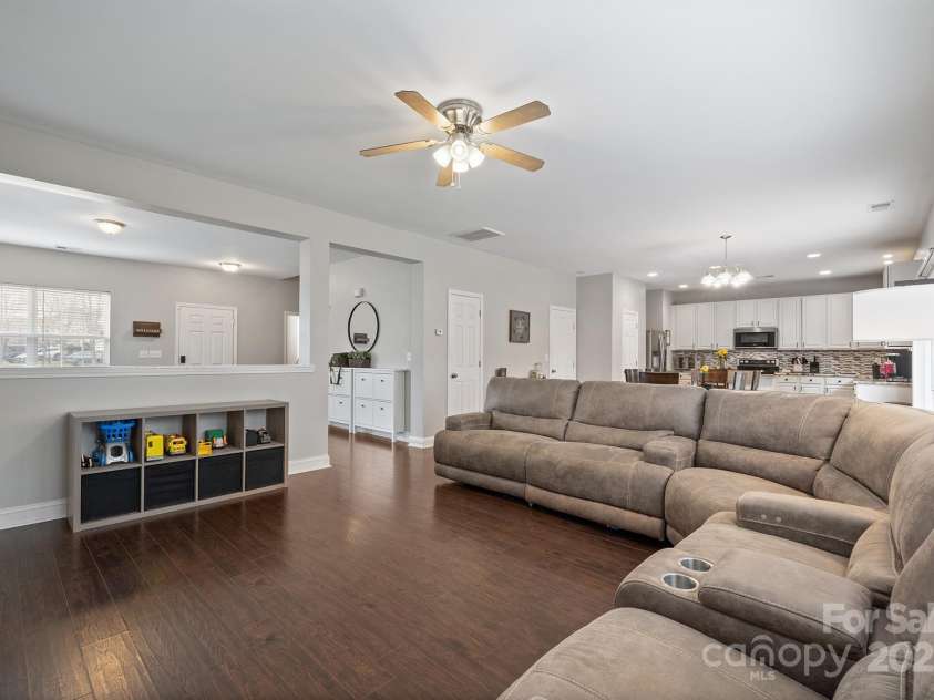 10241 Barrands Lane, Charlotte, NC 28278.  MLS# CAR4239355, YatesRealty ID 6735. Great Connectivity throughout Main Level