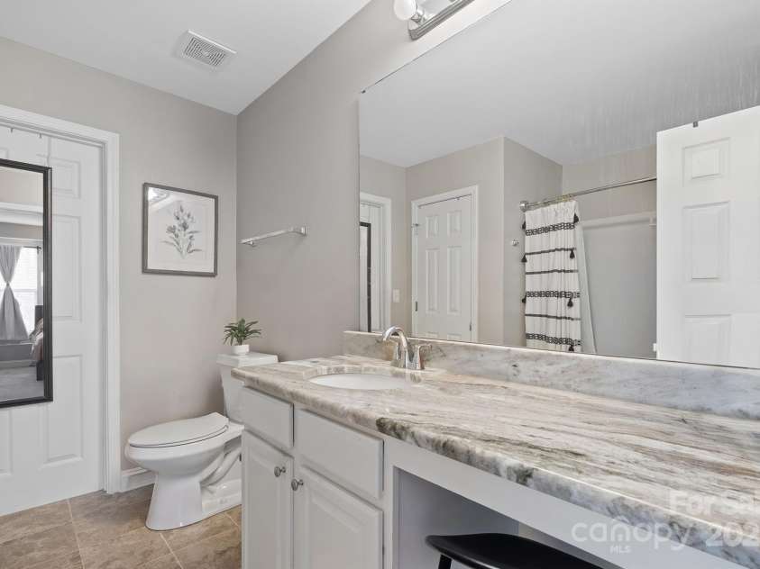 10241 Barrands Lane, Charlotte, NC 28278.  MLS# CAR4239355, YatesRealty ID 6735. Primary Bathroom with Extended Granite Vanity.