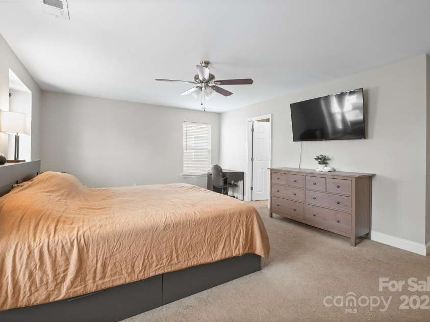 10241 Barrands Lane, Charlotte, NC 28278.  MLS# CAR4239355, YatesRealty ID 6735. Primary Suite