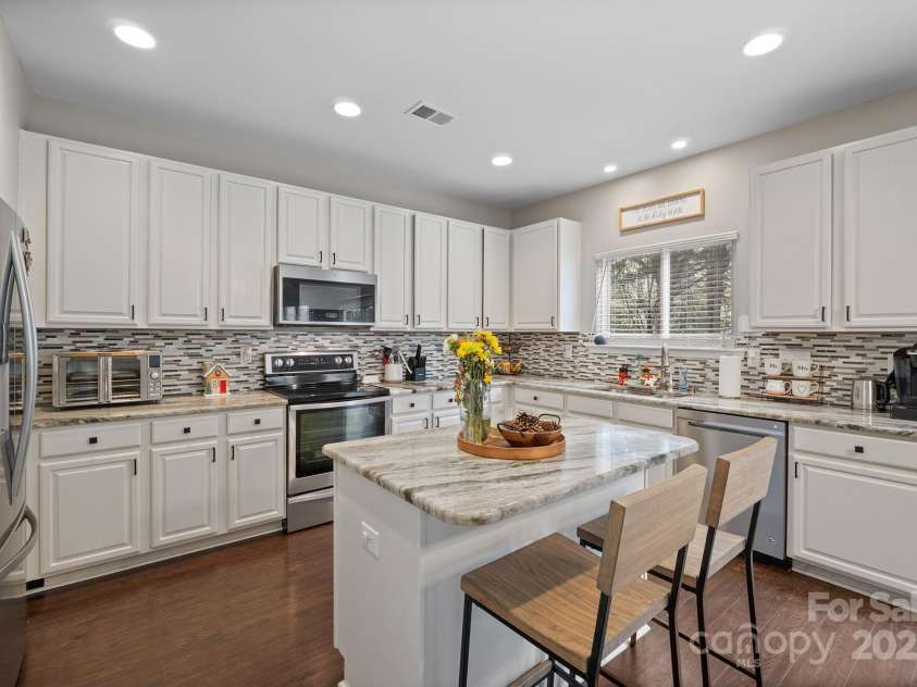 10241 Barrands Lane, Charlotte, NC 28278.  MLS# CAR4239355, YatesRealty ID 6735. Stainless Steel Appliances, Center Island, Recessed Lighting and Pantry.