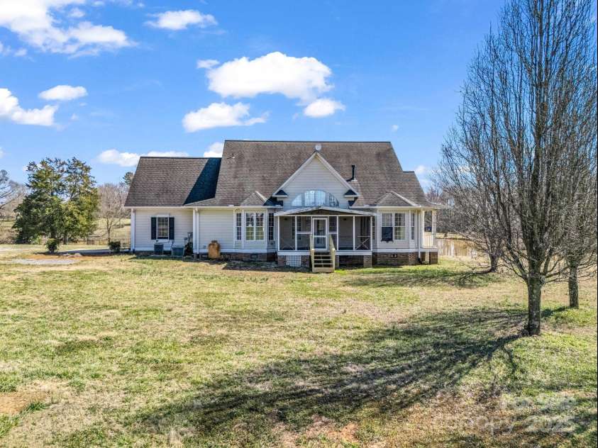 107 Sunderland Drive, Shelby, NC 28150.  MLS# CAR4225149, YatesRealty ID 6736. 