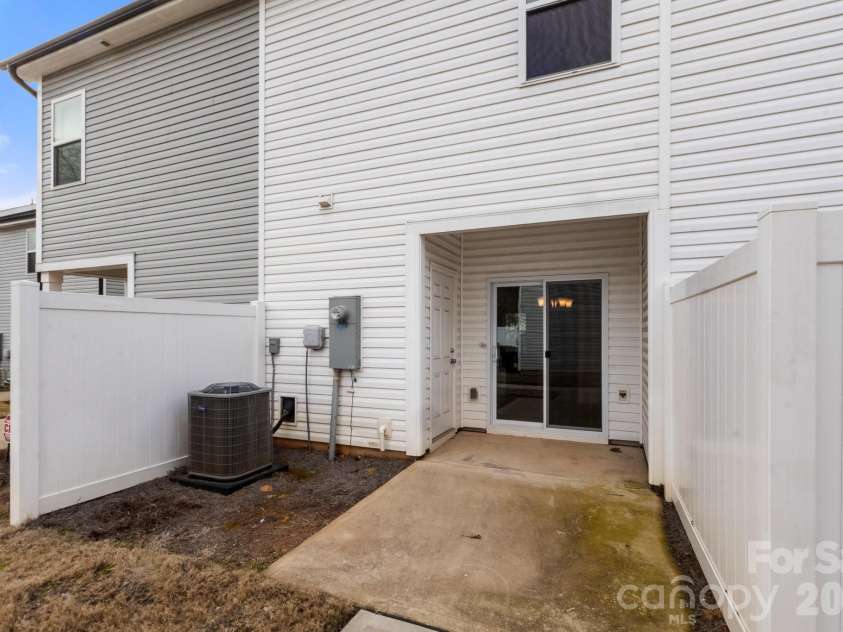 4511 Eaves Lane, Charlotte, NC 28215.  MLS# CAR4353030, YatesRealty ID 6737. 