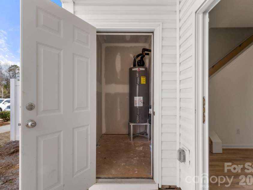 4511 Eaves Lane, Charlotte, NC 28215.  MLS# CAR4353030, YatesRealty ID 6737. 