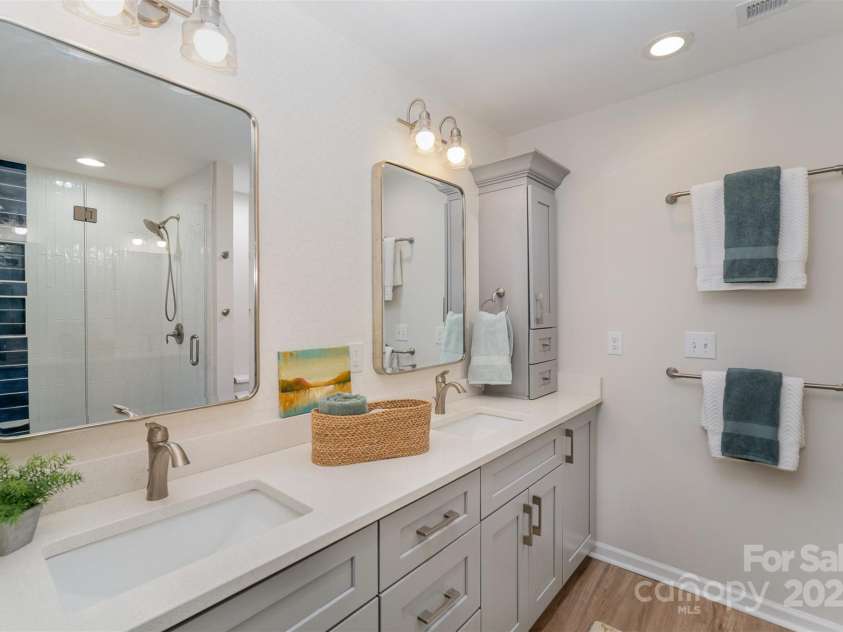 7445 Abigail Glen Drive, Charlotte, NC 28212.  MLS# CAR4242809, YatesRealty ID 6737. Fully Renovated Primary Bath w/frameless tiled shower and new cabinetry