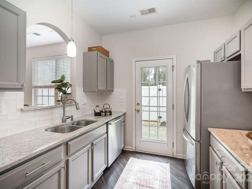 7445 Abigail Glen Drive, Charlotte, NC 28212.  MLS# CAR4242809, YatesRealty ID 6737. Granite Countertops