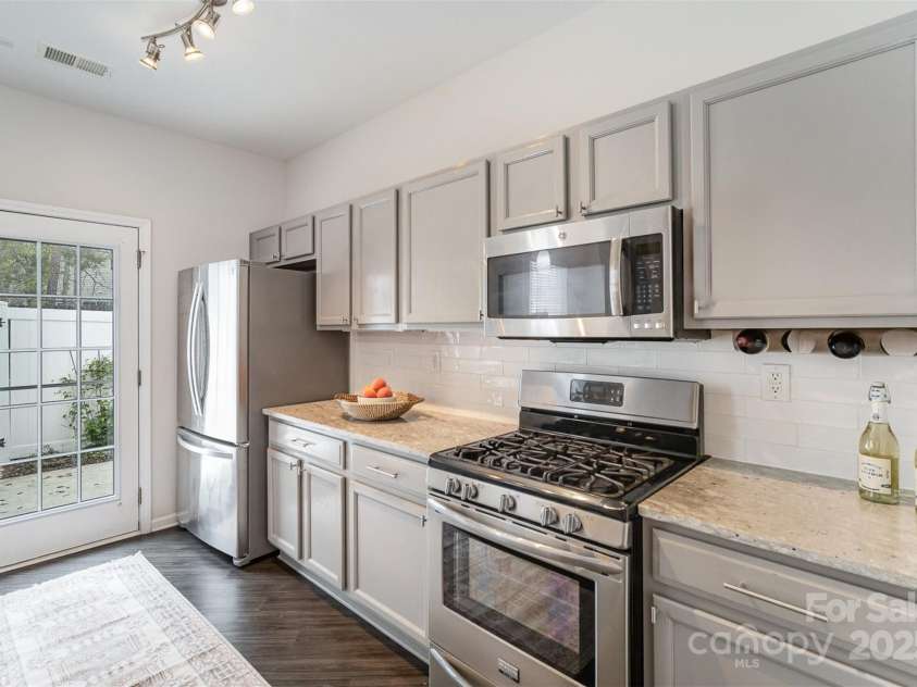 7445 Abigail Glen Drive, Charlotte, NC 28212.  MLS# CAR4242809, YatesRealty ID 6737. Updated Kitchen w/gas range. Refrigerator conveys