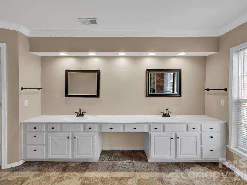 3538 Manor House Drive, Charlotte, NC 28270.  MLS# CAR4358198, YatesRealty ID 6744. Double Vanity in the Primary Bath