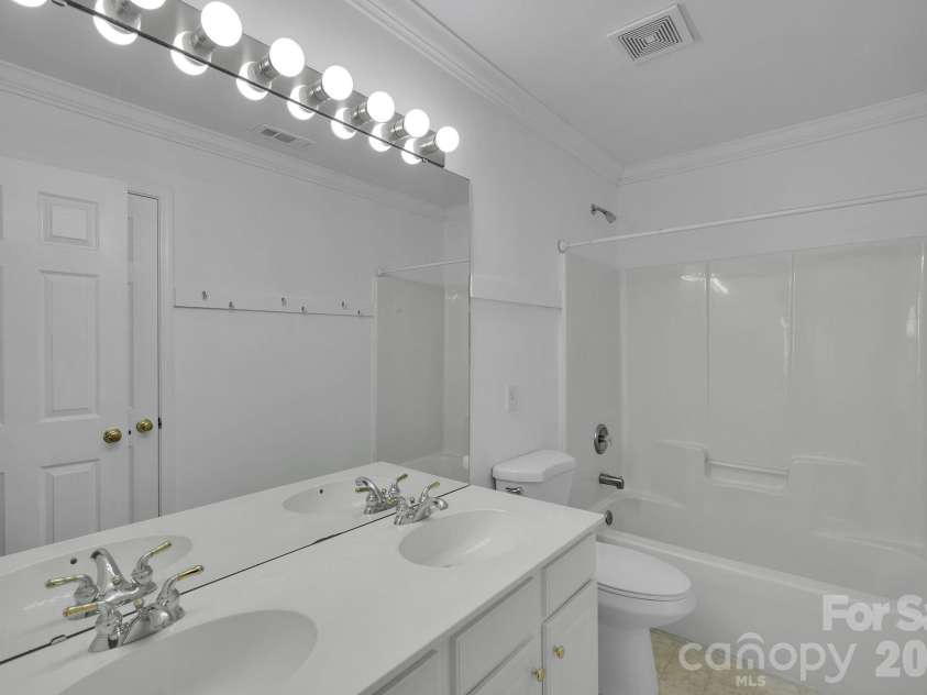 3538 Manor House Drive, Charlotte, NC 28270.  MLS# CAR4358198, YatesRealty ID 6744. Guest Bath