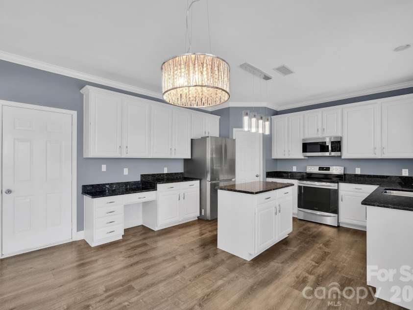 3538 Manor House Drive, Charlotte, NC 28270.  MLS# CAR4358198, YatesRealty ID 6744. Large Kitchen 