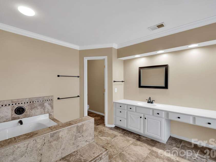 3538 Manor House Drive, Charlotte, NC 28270.  MLS# CAR4358198, YatesRealty ID 6744. Large Primary Bath