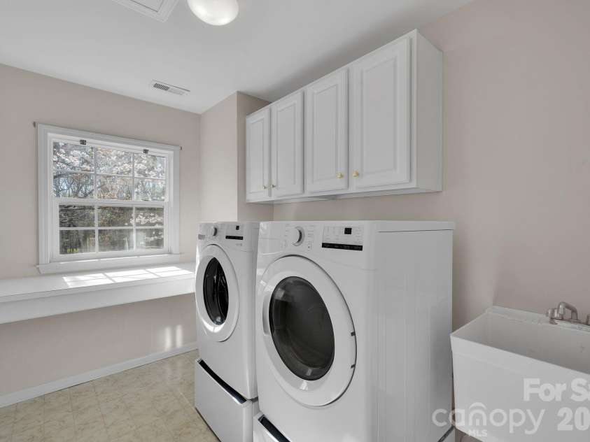 3538 Manor House Drive, Charlotte, NC 28270.  MLS# CAR4358198, YatesRealty ID 6744. Laundry Room
