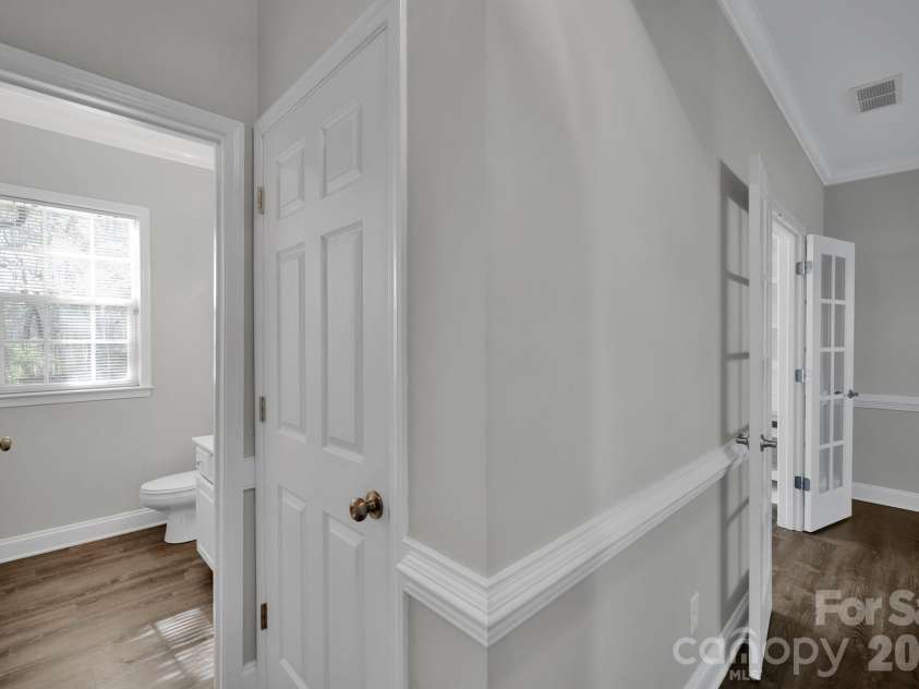 3538 Manor House Drive, Charlotte, NC 28270.  MLS# CAR4358198, YatesRealty ID 6744. Main Floor Half Bath off Sitting Room