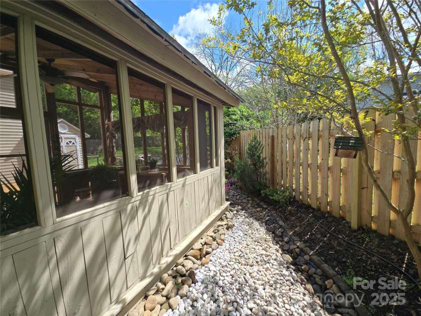 319 Vista Grande Circle, Charlotte, NC 28226.  MLS# CAR4233565, YatesRealty ID 6746. 
