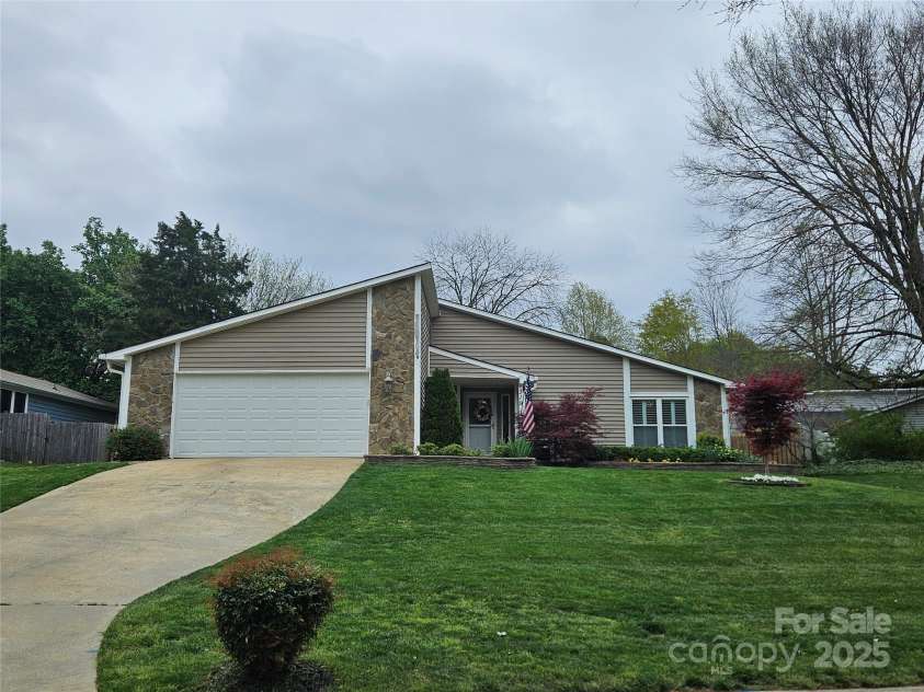 319 Vista Grande Circle, Charlotte, NC 28226.  MLS# CAR4233565, YatesRealty ID 6746. 