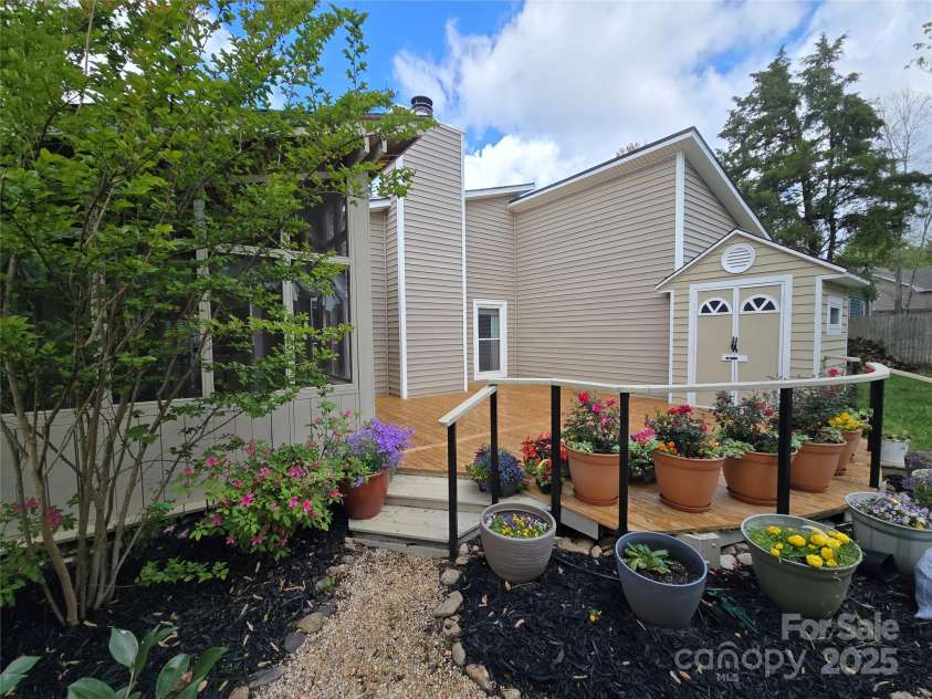 319 Vista Grande Circle, Charlotte, NC 28226.  MLS# CAR4233565, YatesRealty ID 6746. 