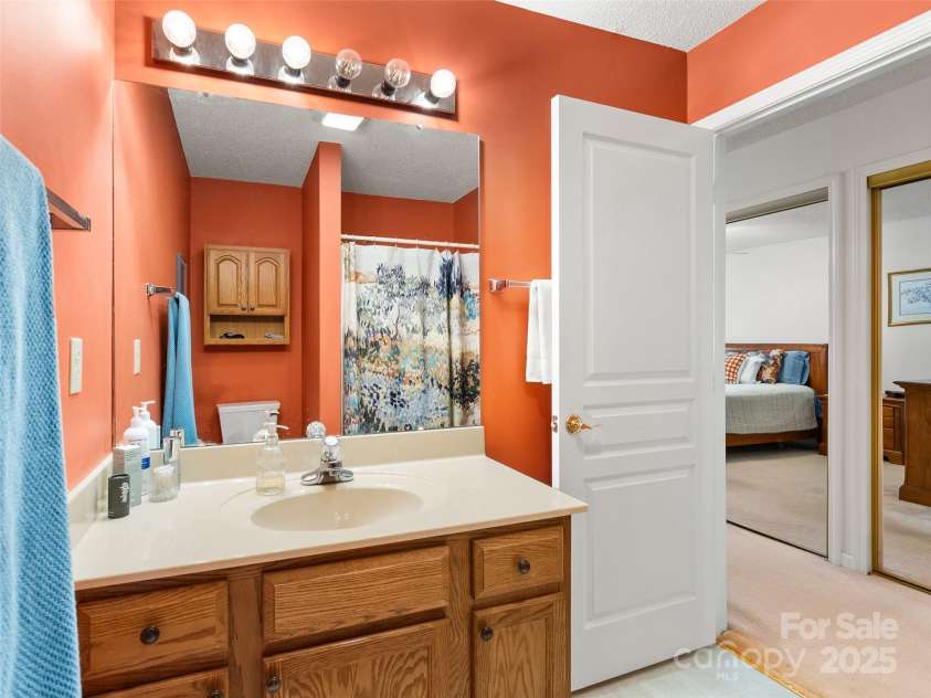 1206 Deermouse Way, Hendersonville, NC 28792.  MLS# CAR4221360, YatesRealty ID 6748. Primary Full Bathroom