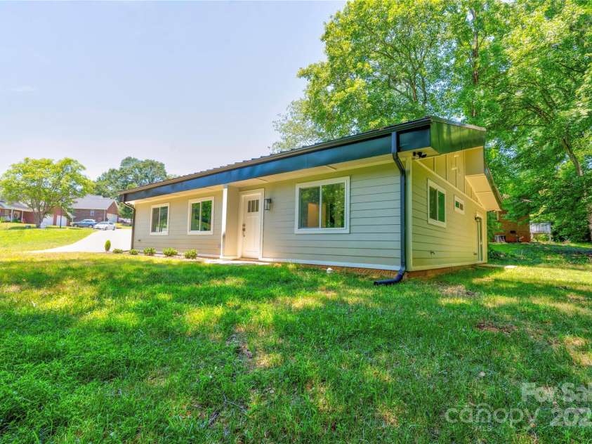 900 Linney Lane, Shelby, NC 28152.  MLS# CAR4276627, YatesRealty ID 675. RIGHT SIDE 
