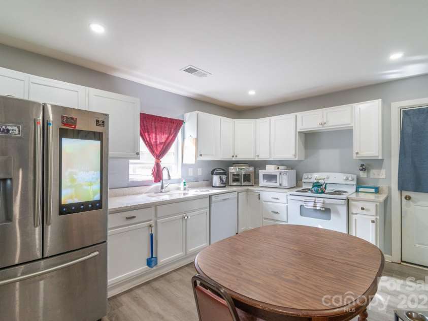 1216 Center Street, Wadesboro, NC 28170.  MLS# CAR4235505, YatesRealty ID 6751. Granite countertops