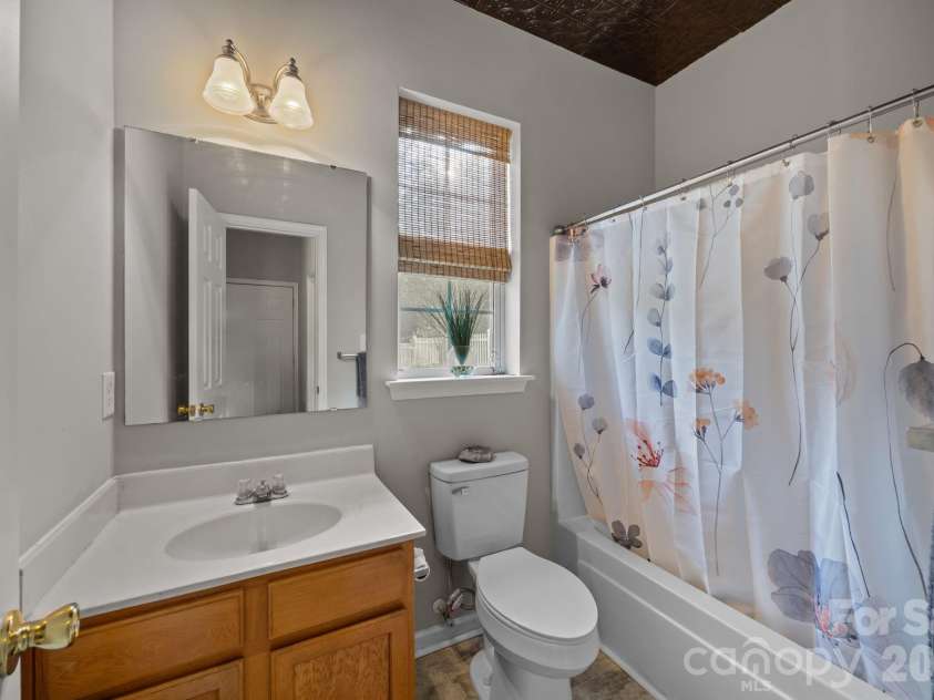 124 Wedge View Way, Statesville, NC 28677.  MLS# CAR4360045, YatesRealty ID 6751. Guest bath on main 