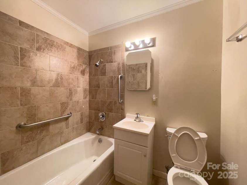 108 Jefferson Street, York, SC 29745.  MLS# CAR4227256, YatesRealty ID 6754. Hall Bath