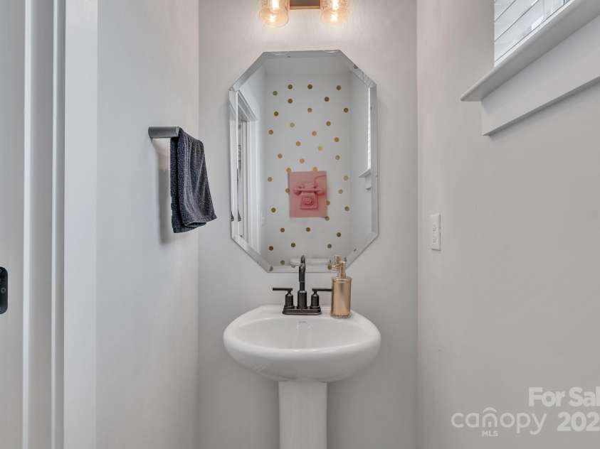 648 End Drive, Charlotte, NC 28208.  MLS# CAR4242821, YatesRealty ID 6756. 