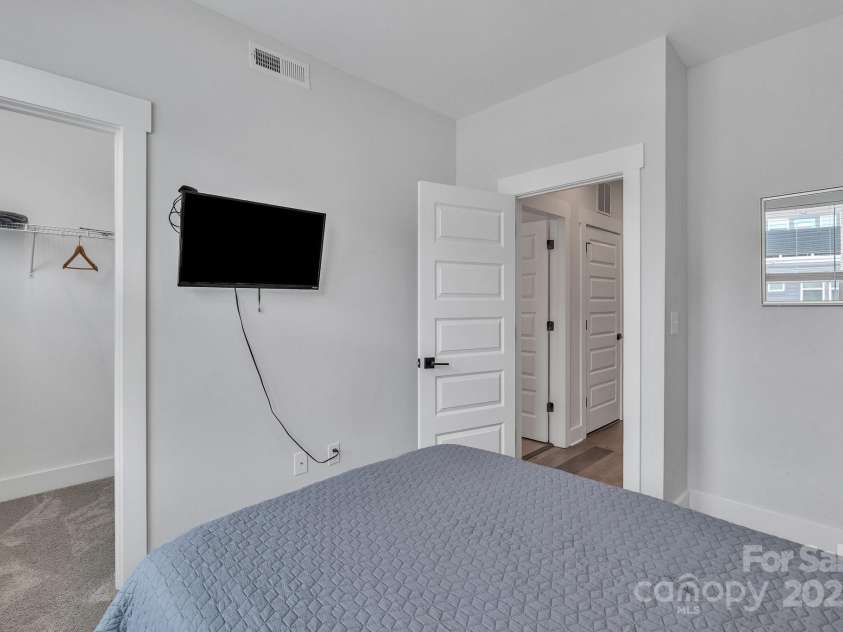 648 End Drive, Charlotte, NC 28208.  MLS# CAR4242821, YatesRealty ID 6756. 