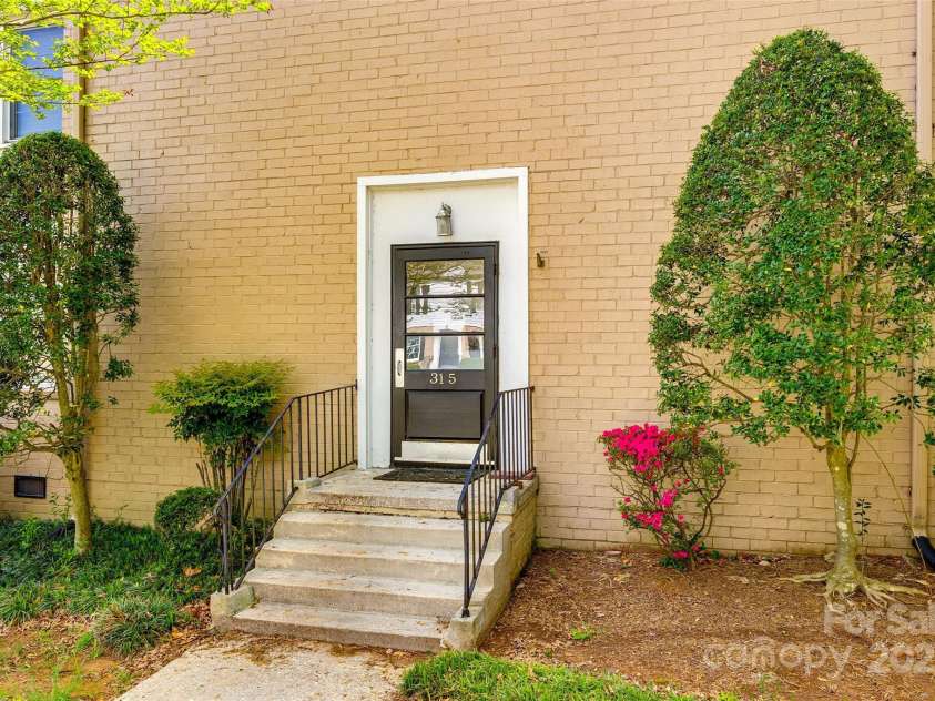 315 Wakefield Drive, Charlotte, NC 28209.  MLS# CAR4226849, YatesRealty ID 6757. 