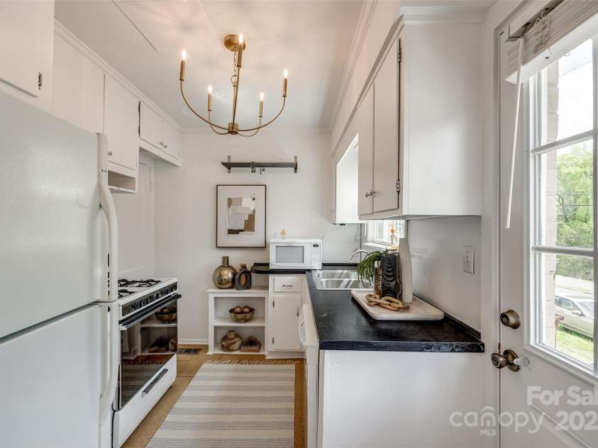 315 Wakefield Drive, Charlotte, NC 28209.  MLS# CAR4226849, YatesRealty ID 6757. 