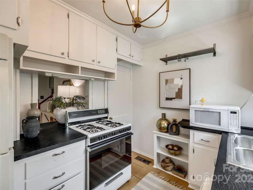 315 Wakefield Drive, Charlotte, NC 28209.  MLS# CAR4226849, YatesRealty ID 6757. 