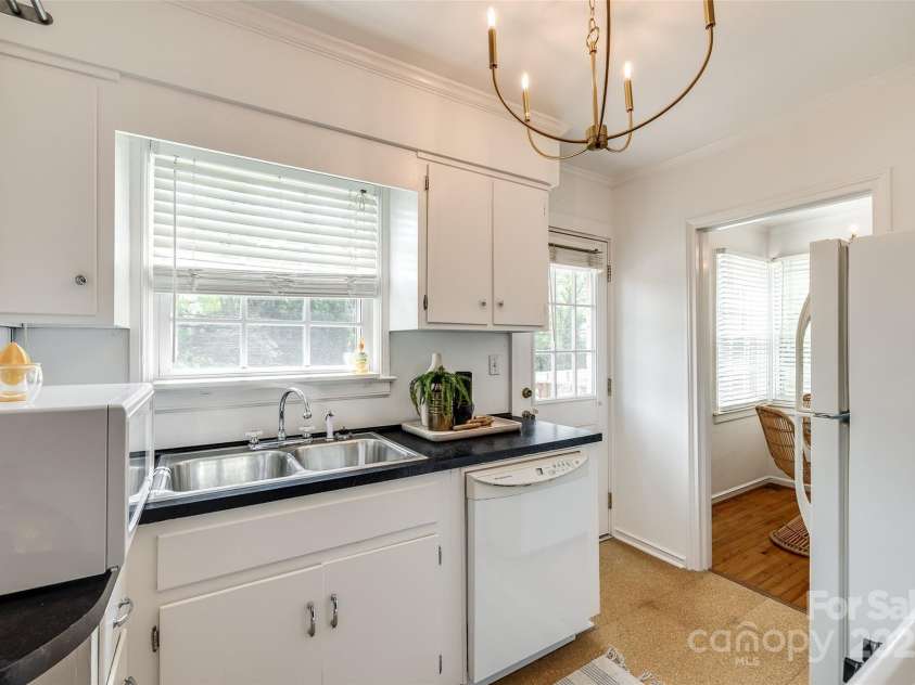 315 Wakefield Drive, Charlotte, NC 28209.  MLS# CAR4226849, YatesRealty ID 6757. 