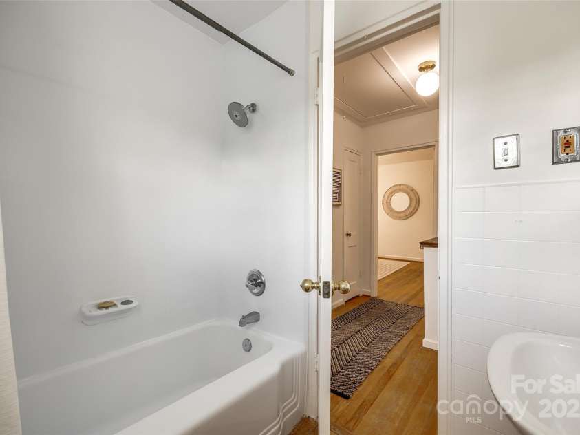 315 Wakefield Drive, Charlotte, NC 28209.  MLS# CAR4226849, YatesRealty ID 6757. 