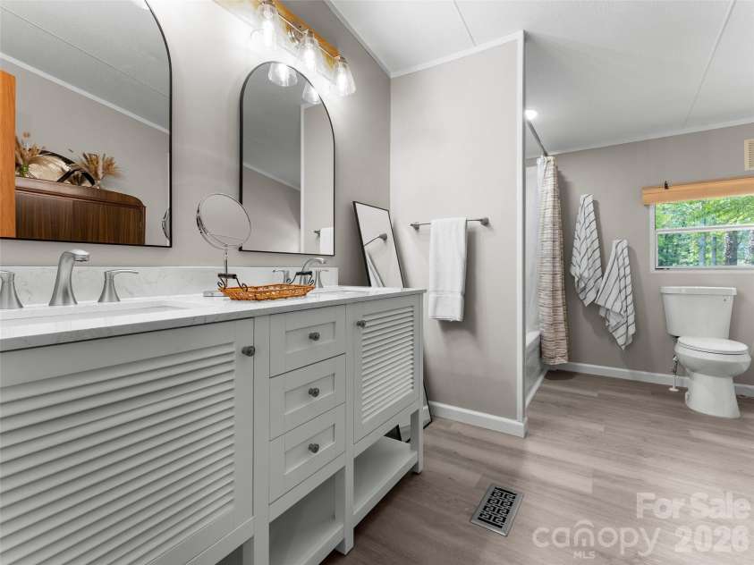 25 Overbrook Drive, Saluda, NC 28773.  MLS# CAR4306681, YatesRealty ID 6758. Primary bathroom.