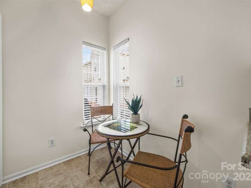 8830 Cinnabay Drive, Charlotte, NC 28216.  MLS# CAR4227249, YatesRealty ID 6758. Breakfast nook
