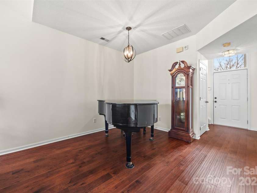 8830 Cinnabay Drive, Charlotte, NC 28216.  MLS# CAR4227249, YatesRealty ID 6758. Open floor plan, transom window at entry fills the space with natural light!