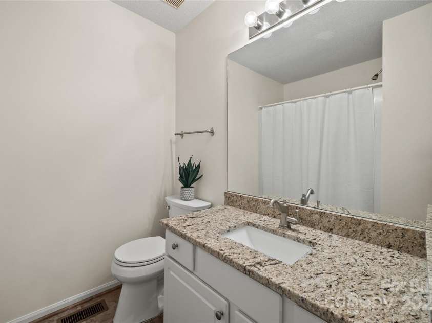 8830 Cinnabay Drive, Charlotte, NC 28216.  MLS# CAR4227249, YatesRealty ID 6758. Upstairs hall bath