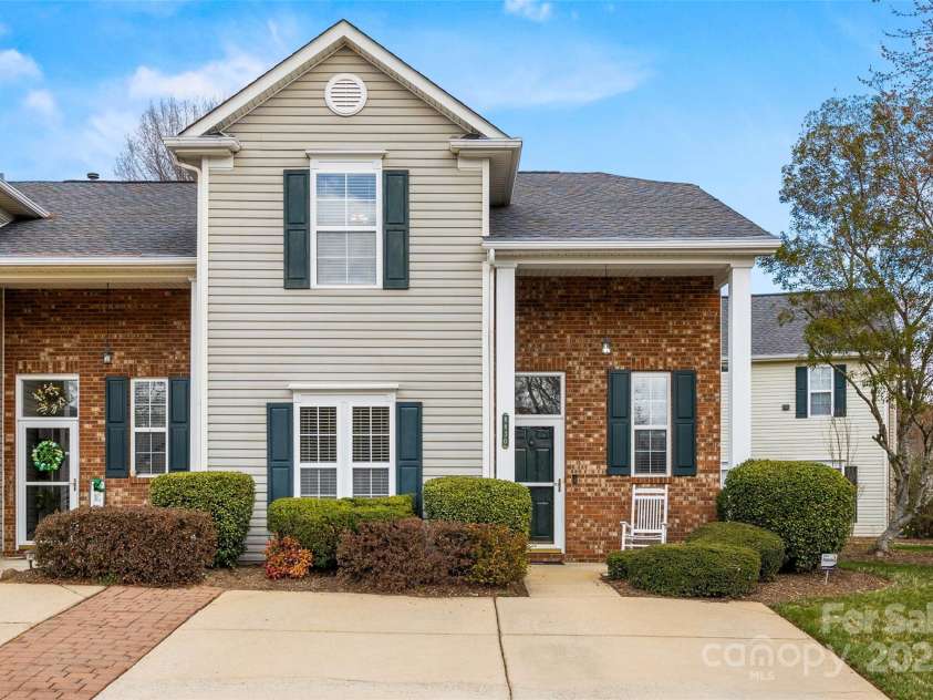 8830 Cinnabay Drive, Charlotte, NC 28216.  MLS# CAR4227249, YatesRealty ID 6758. Welcome to 8830 Cinnabay Drive!