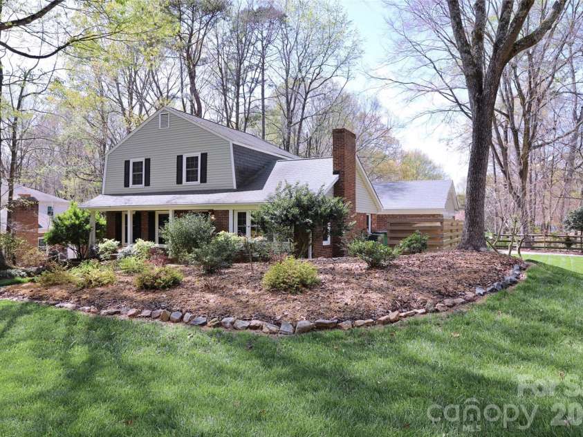 725 Bethune Place, Matthews, NC 28105.  MLS# CAR4361876, YatesRealty ID 6763. 