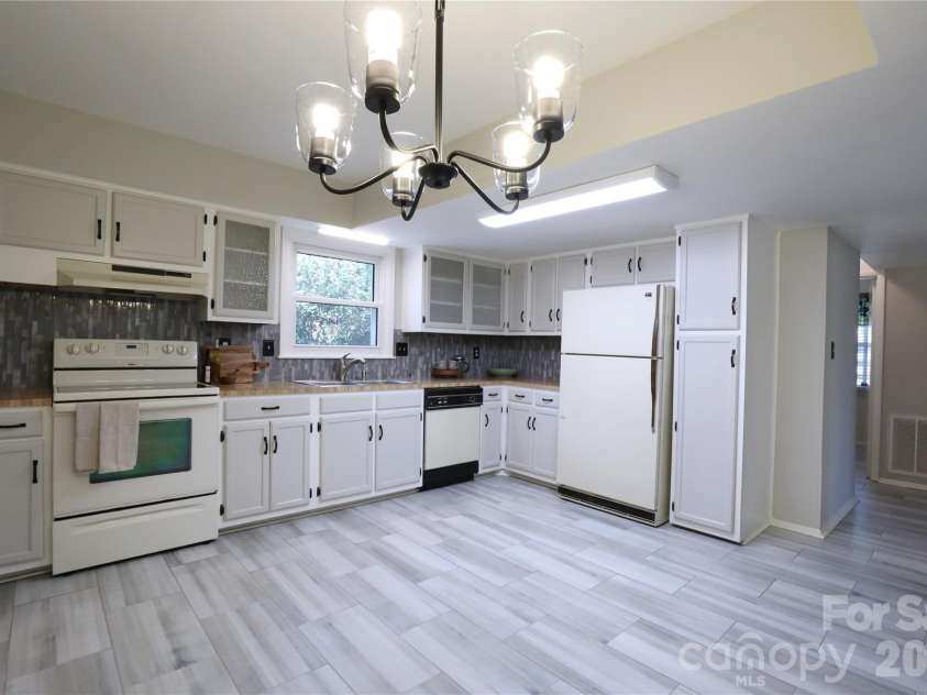 725 Bethune Place, Matthews, NC 28105.  MLS# CAR4361876, YatesRealty ID 6763. 