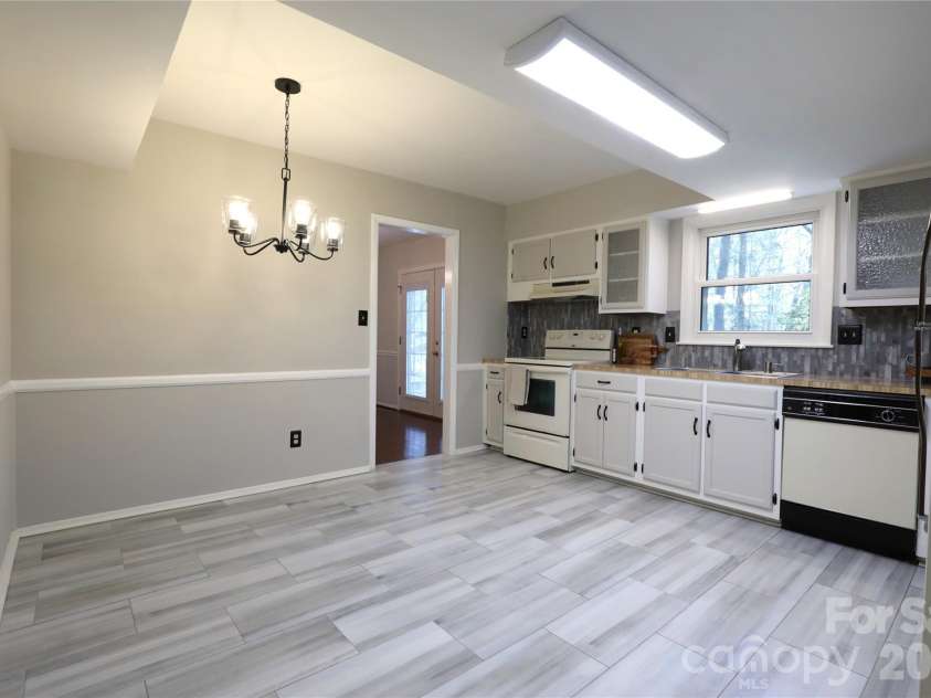725 Bethune Place, Matthews, NC 28105.  MLS# CAR4361876, YatesRealty ID 6763. 