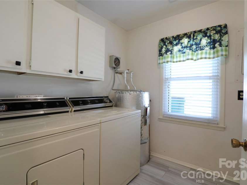 725 Bethune Place, Matthews, NC 28105.  MLS# CAR4361876, YatesRealty ID 6763. 