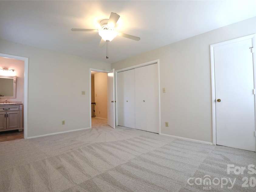 725 Bethune Place, Matthews, NC 28105.  MLS# CAR4361876, YatesRealty ID 6763. 