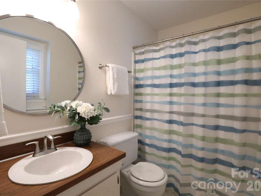 725 Bethune Place, Matthews, NC 28105.  MLS# CAR4361876, YatesRealty ID 6763. 