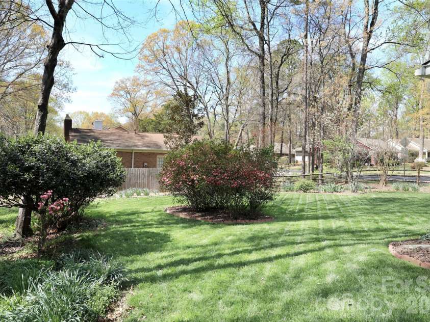 725 Bethune Place, Matthews, NC 28105.  MLS# CAR4361876, YatesRealty ID 6763. 