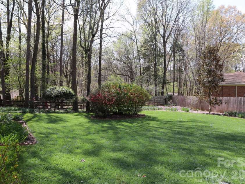 725 Bethune Place, Matthews, NC 28105.  MLS# CAR4361876, YatesRealty ID 6763. 